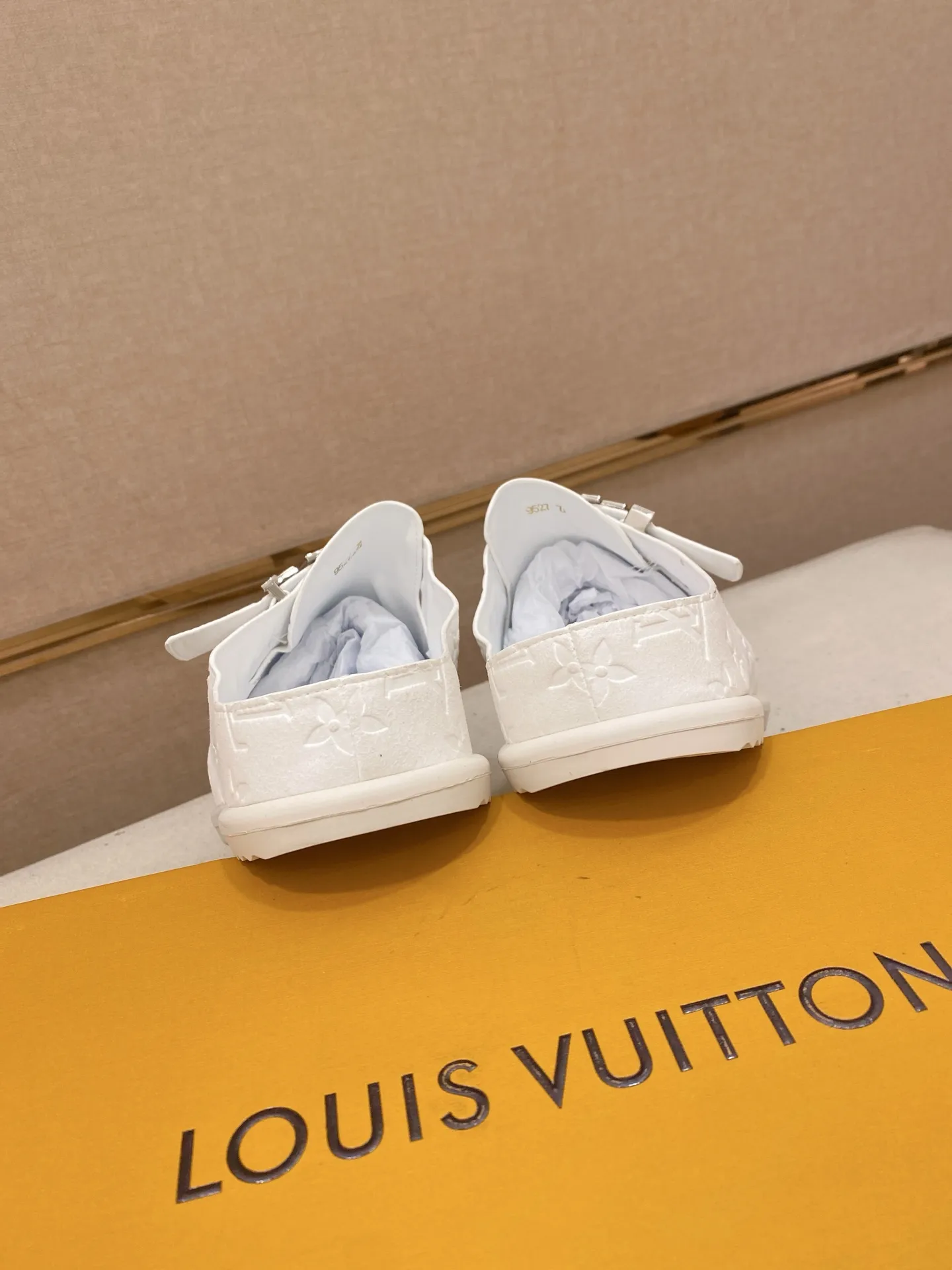 Men's shoes 💰: 360💰LV made 🔍Top purchasing agents, men's spring and summer slippers are available at the same counter. The uppers are made of Italian imported denim with logo graphics and high-quality craftsmanship. The soles are original soles specially provided by the original factory. The exclusive movable molded soles are super comfortable. Original factory follow-up products. 🔍🔍High quality. You can enter and exit the counter at will. Welcome to compare. The code number is 38-44.